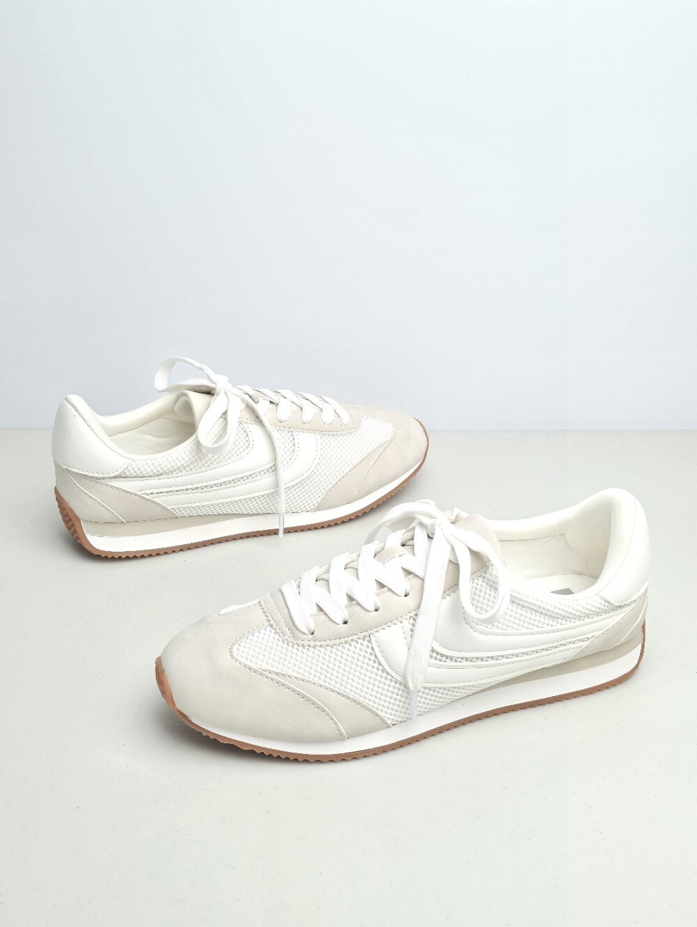 DV Dolce Vita Henrey White Neutral Gum Sole Retro Style Sneakers Women's Size 9